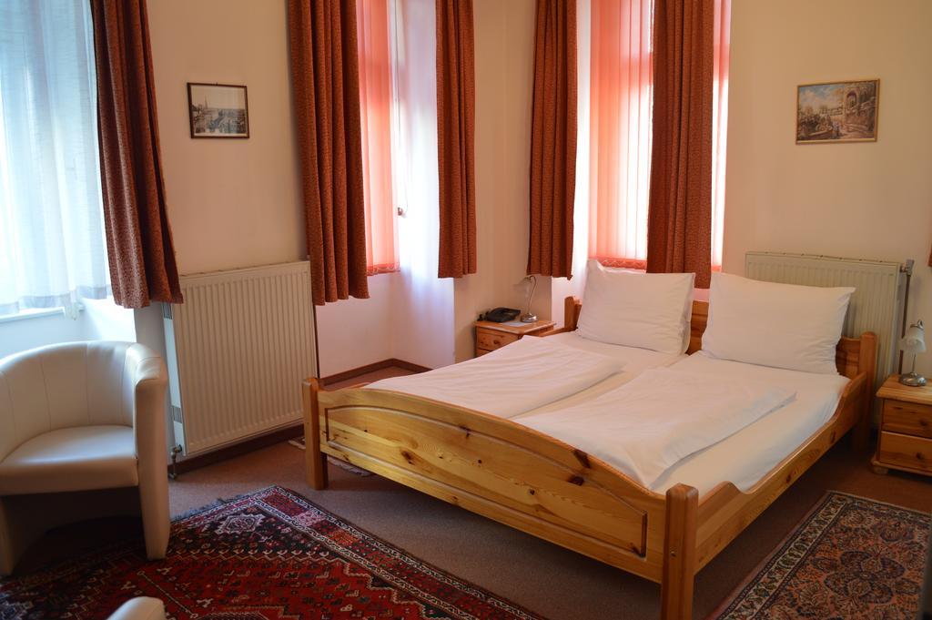 Hotel Pension Walzerstadt Viena Habitación foto