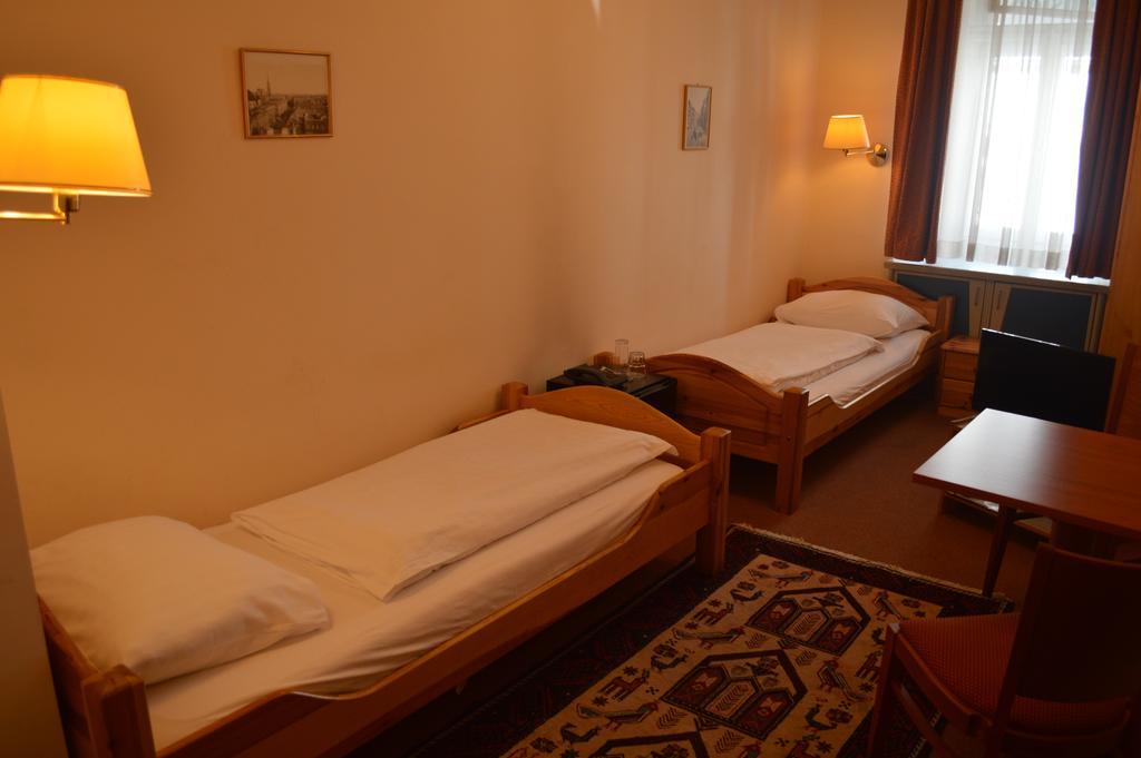 Hotel Pension Walzerstadt Viena Habitación foto